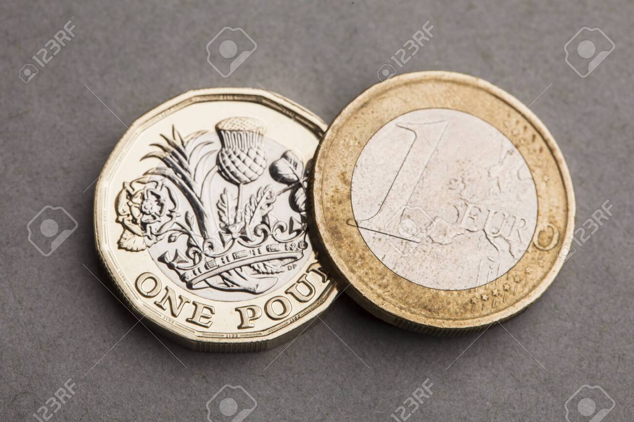 イギリスの1ポンド硬貨と1ユーロ硬貨。為替レートの概念の写真素材・画像素材 Image 147273490