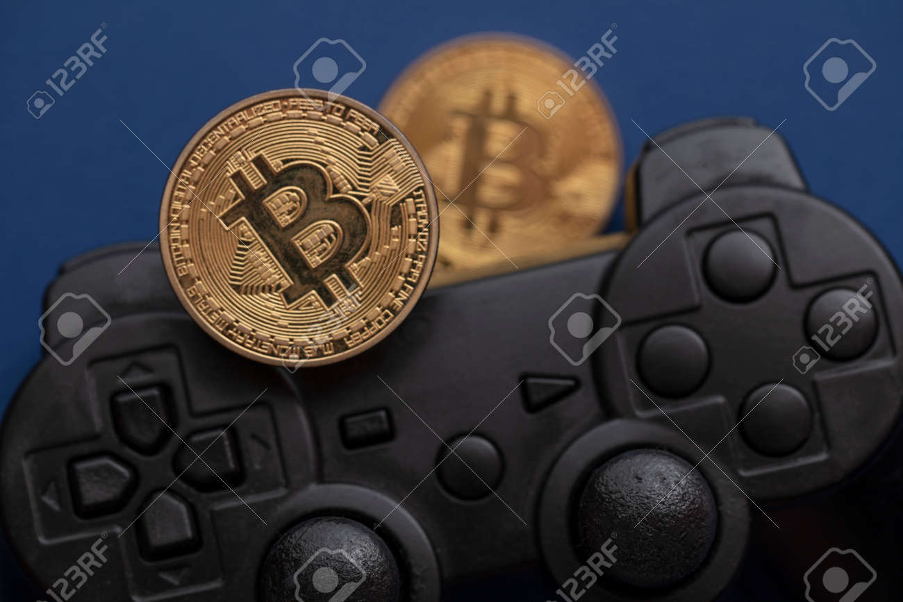 암호화 게임 개념. 비트코인 가상화폐 동전이 있는 비디오 게임 컨트롤러 로열티 무료 사진, 그림, 이미지 그리고 스톡포토그래피.  Image 177027500