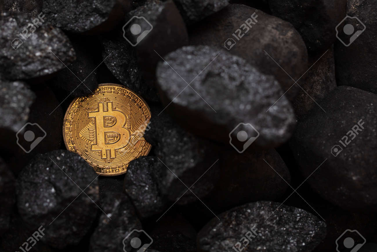 비트코인 채굴 개념. 석탄 더미에 있는 금 비트코인 가상화폐 동전 로열티 무료 사진, 그림, 이미지 그리고 스톡포토그래피. Image  177187623