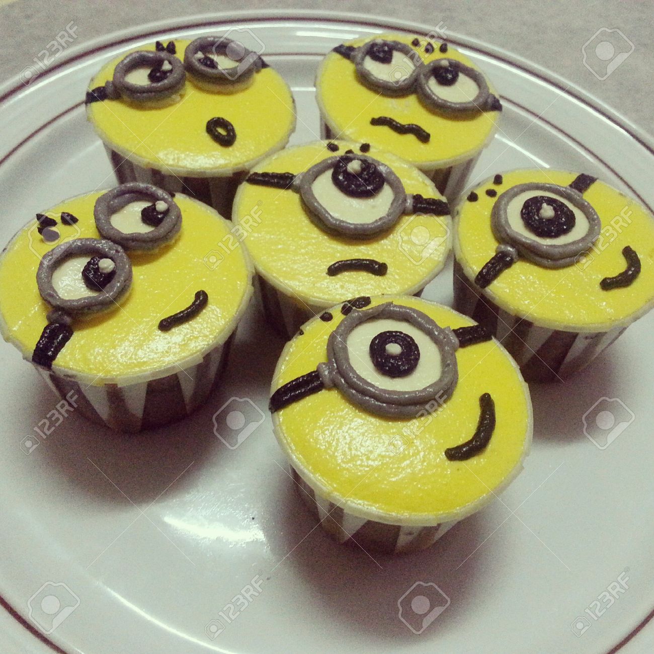 super cute minions cupcakes