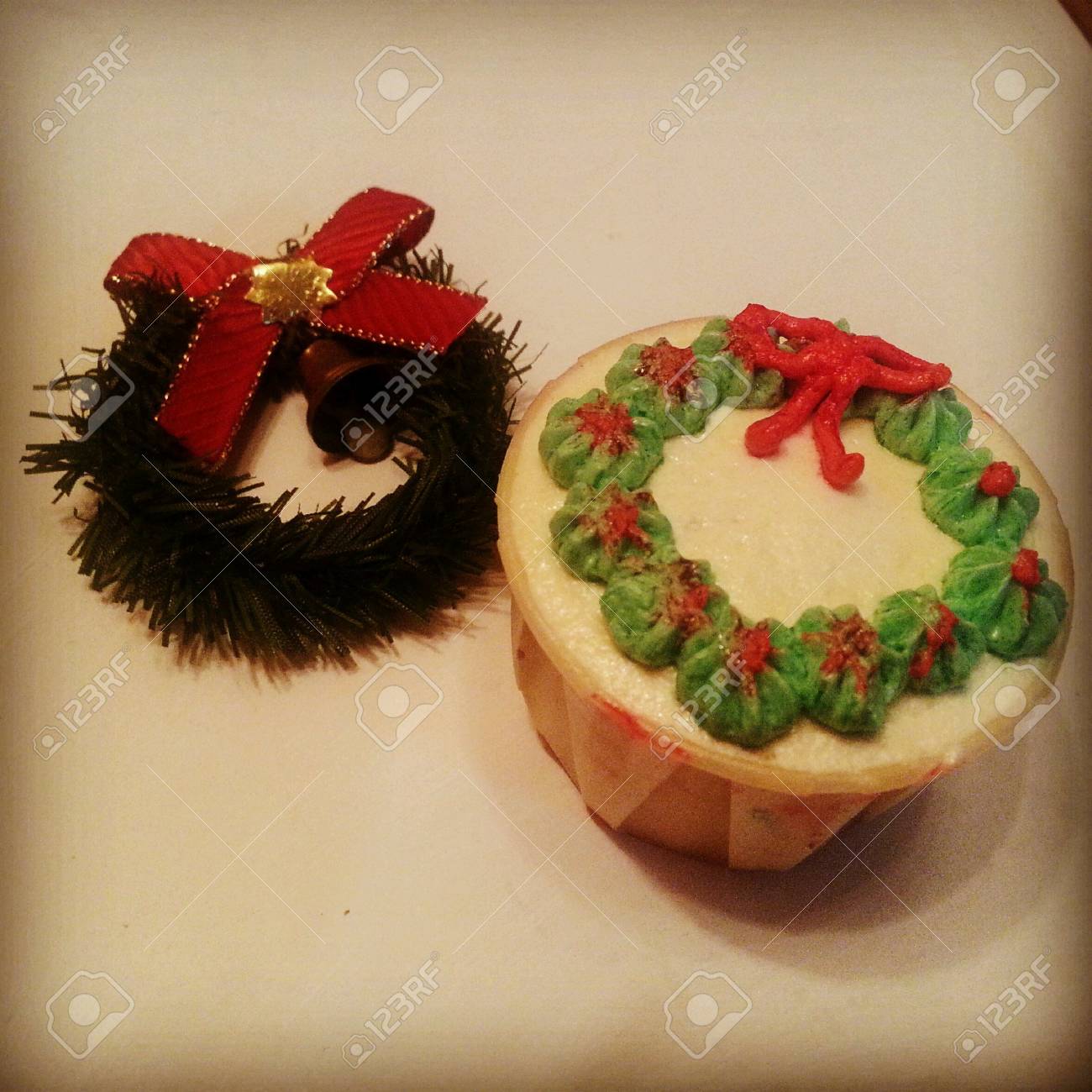 Gateau De Vanille Avec La Conception De Couronne Pour Noel Banque D Images Et Photos Libres De Droits Image