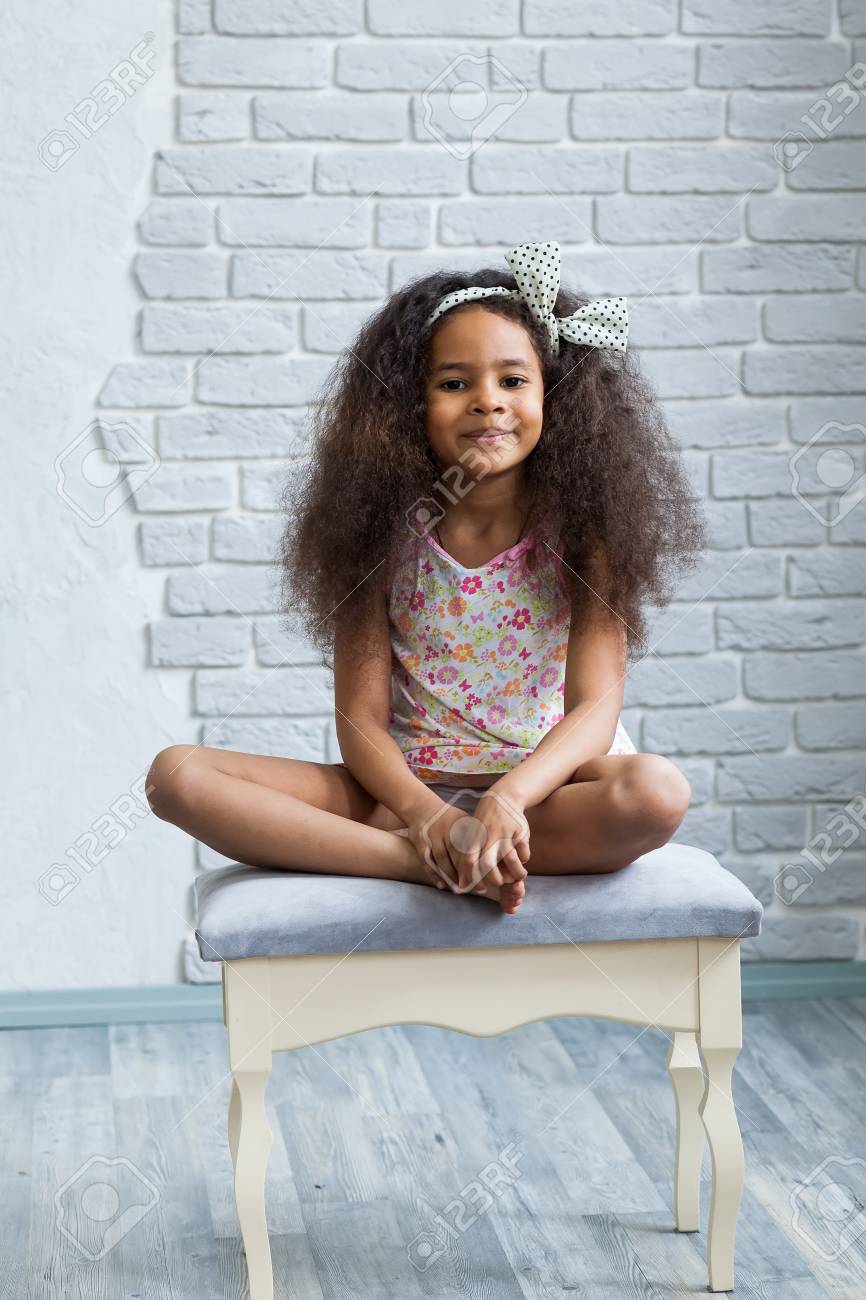 カメラ目線かわいい 自然と陽気なアフロ スタイルで髪のアフロの赤ちゃん女の子 の写真素材 画像素材 Image