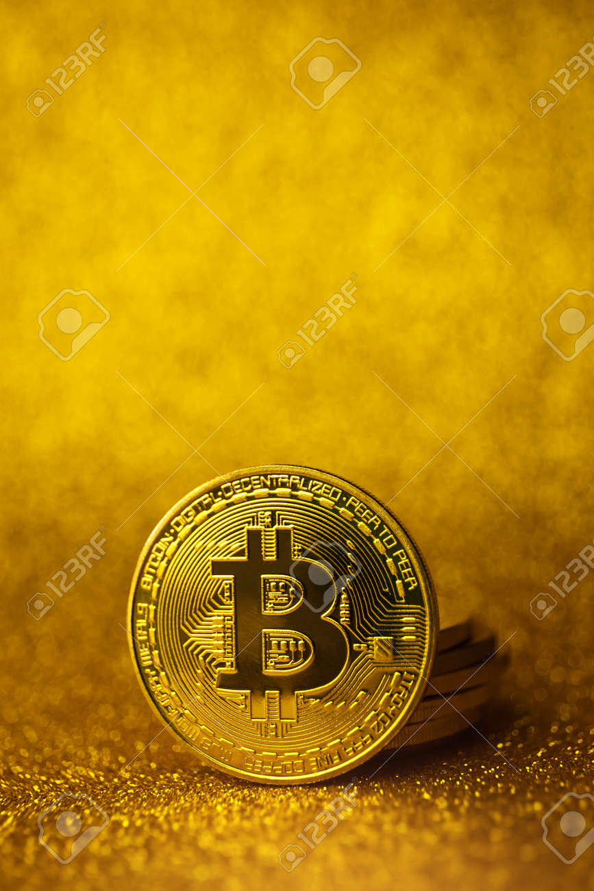 コピースペースでクールな金色のきらめく背景に積み上げられた金色のビットコイン。ビットコイン暗号通貨。暗号通貨の概念。垂直背景、ソフトフォーカスの写真素材・画像素材  Image 149514701