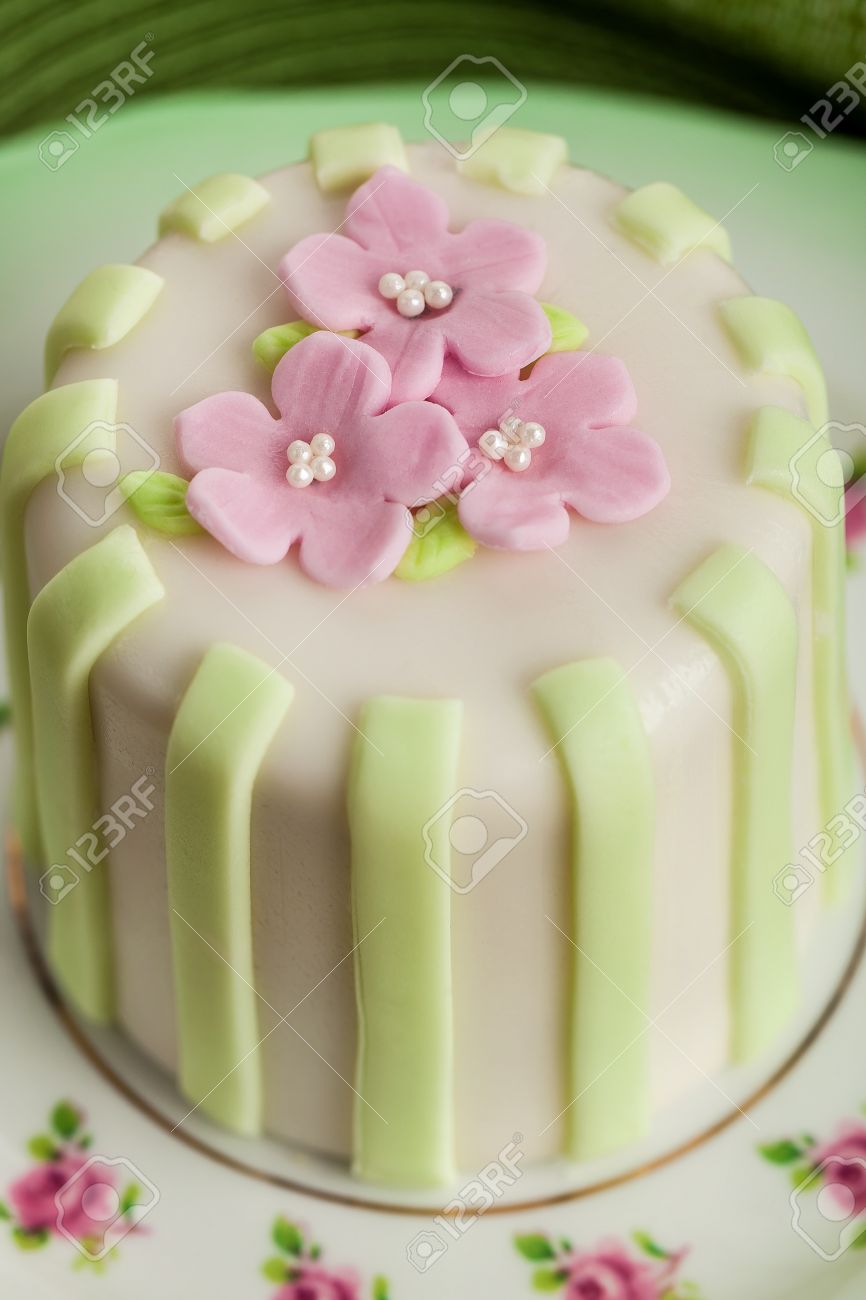 高級装飾緑の背景のピンクの花びらとミニケーキ の写真素材 画像素材 Image