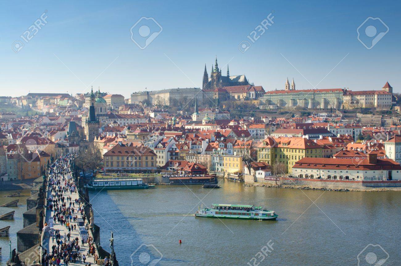カレル橋 プラハ城 カレル橋塔 チェコ共和国からの眺め の写真素材 画像素材 Image