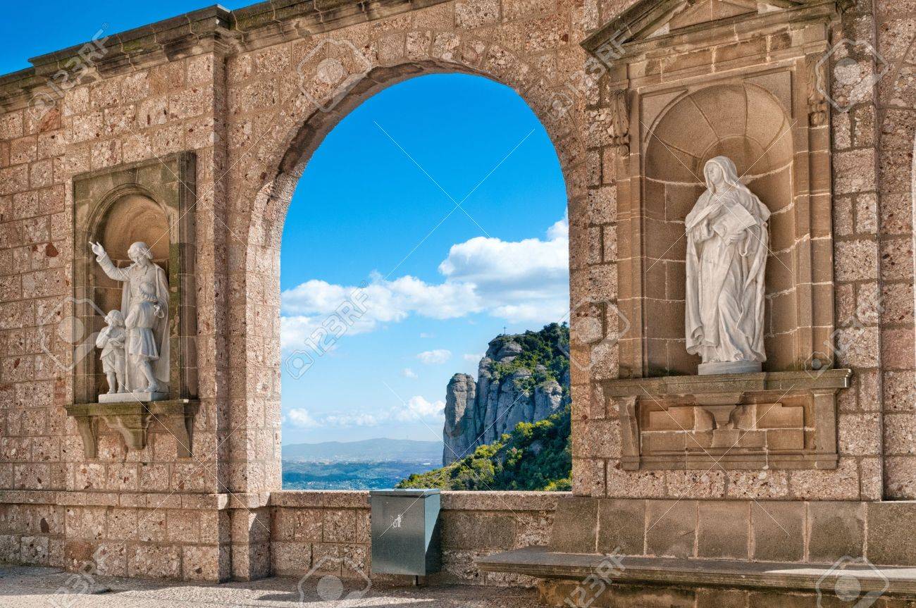 モンセラット修道院 タラゴナ州スペインのクロイスターで彫刻 の写真素材 画像素材 Image モンセラット修道院 タラゴナ州スペインのクロイスターで彫刻 の写真素材 画像素材 Image