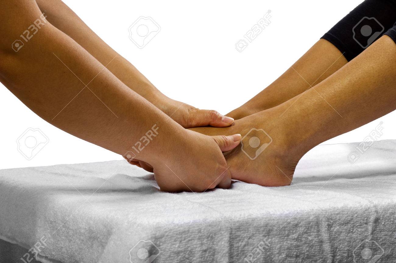 足マッサージを得る若い黒人女性 の写真素材 画像素材 Image
