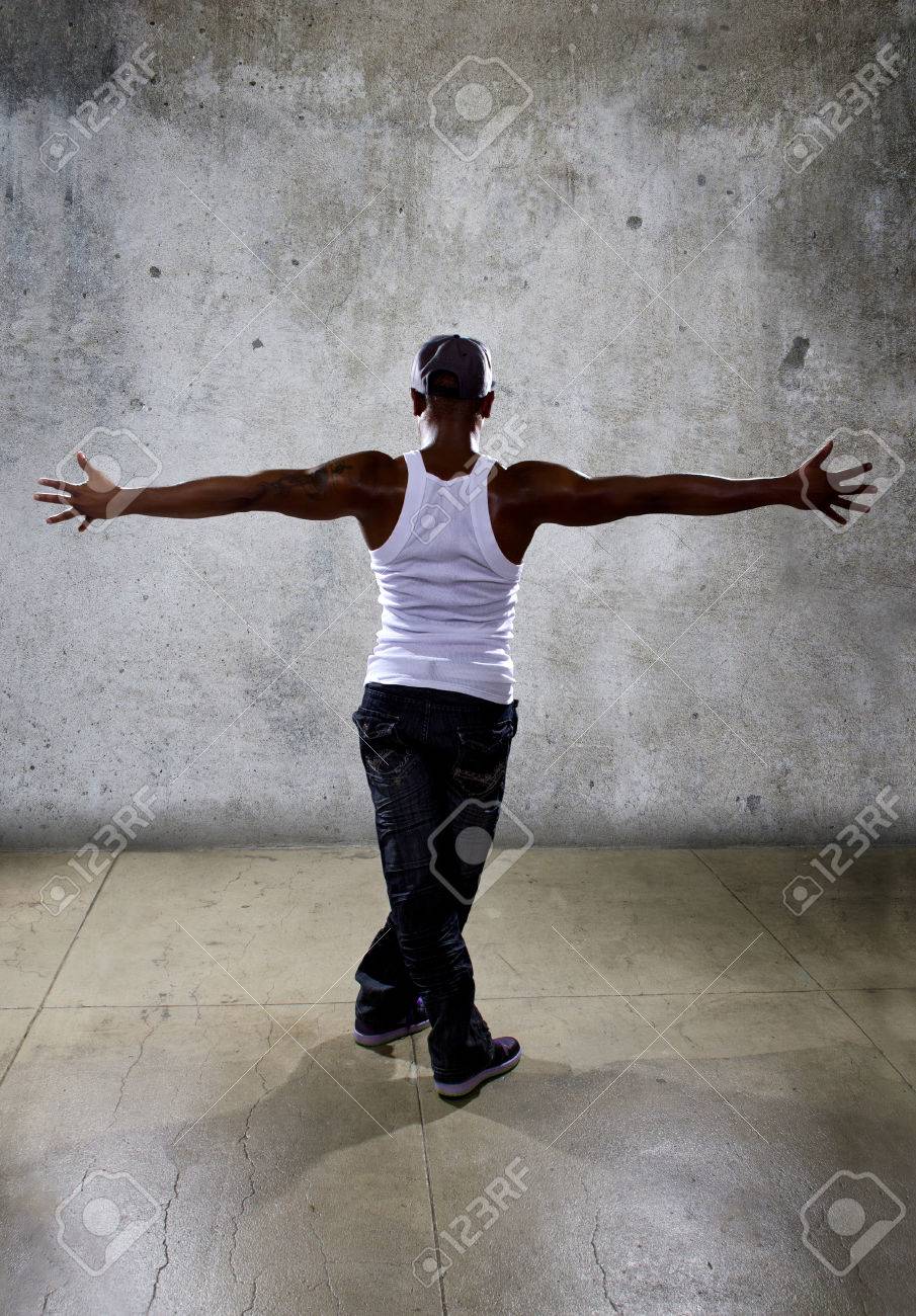 コンクリート背景にヒップホップ ダンスの振り付けをポージング筋肉黒人 の写真素材 画像素材 Image