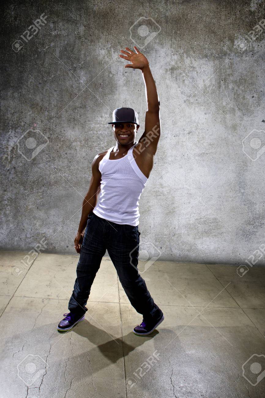 コンクリート背景にヒップホップ ダンスの振り付けをポージング筋肉黒人 の写真素材 画像素材 Image