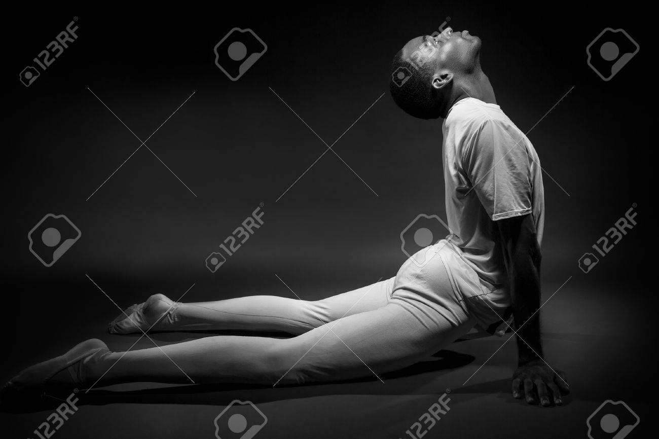 Danseuse De Ballet Classique Echauffement Avec Etirements En Noir Et Blanc Banque D Images Et Photos Libres De Droits Image