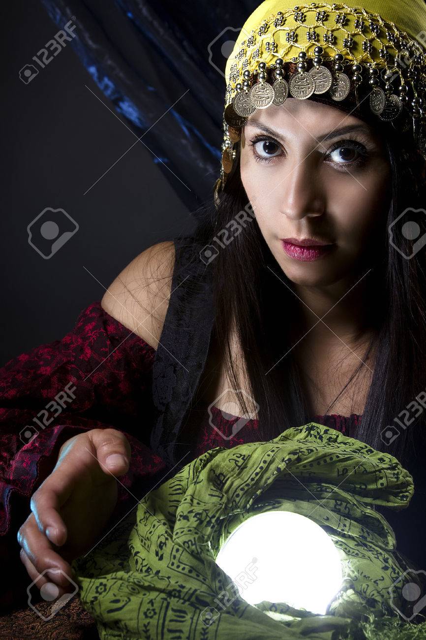 Femme Vêtue D'un Costume D'halloween Comme Une Gitane Diseuse De Bonne  Aventure Banque D'images Et Photos Libres De Droits. Image 65299731.