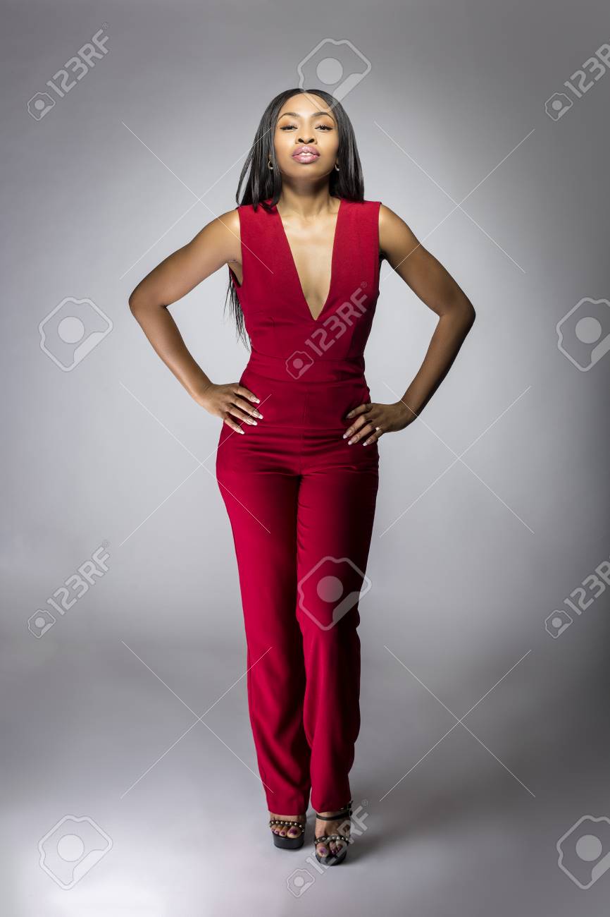 春のデザインのために赤いパンツスーツを着た黒アフリカの女性ファッションモデル 服はセミフォーマルまたはカジュアルに見えますが エレガントです イメージは現代的なスタイルのトレンドを欠いています の写真素材 画像素材 Image 春のデザインのために赤いパンツスーツを着た黒アフリカの女性ファッションモデル 服はセミフォーマルまたはカジュアルに見えますが エレガントです イメージは現代的なスタイルのトレンドを欠いています の写真素材 画像素材 Image