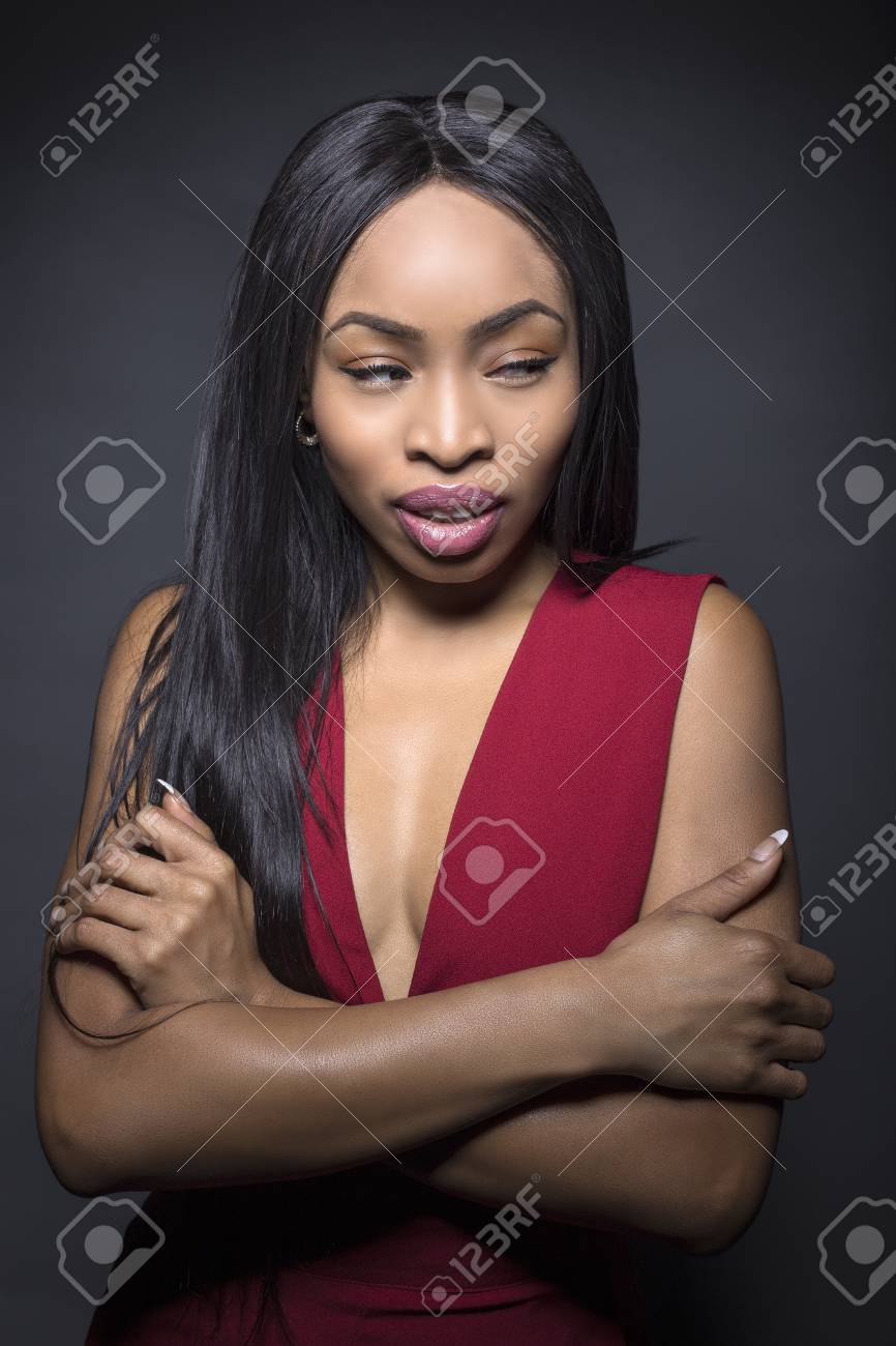 自信に満ちた またはスノビーな表情を持つ暗い背景の黒い女性モデル の写真素材 画像素材 Image 95510977
