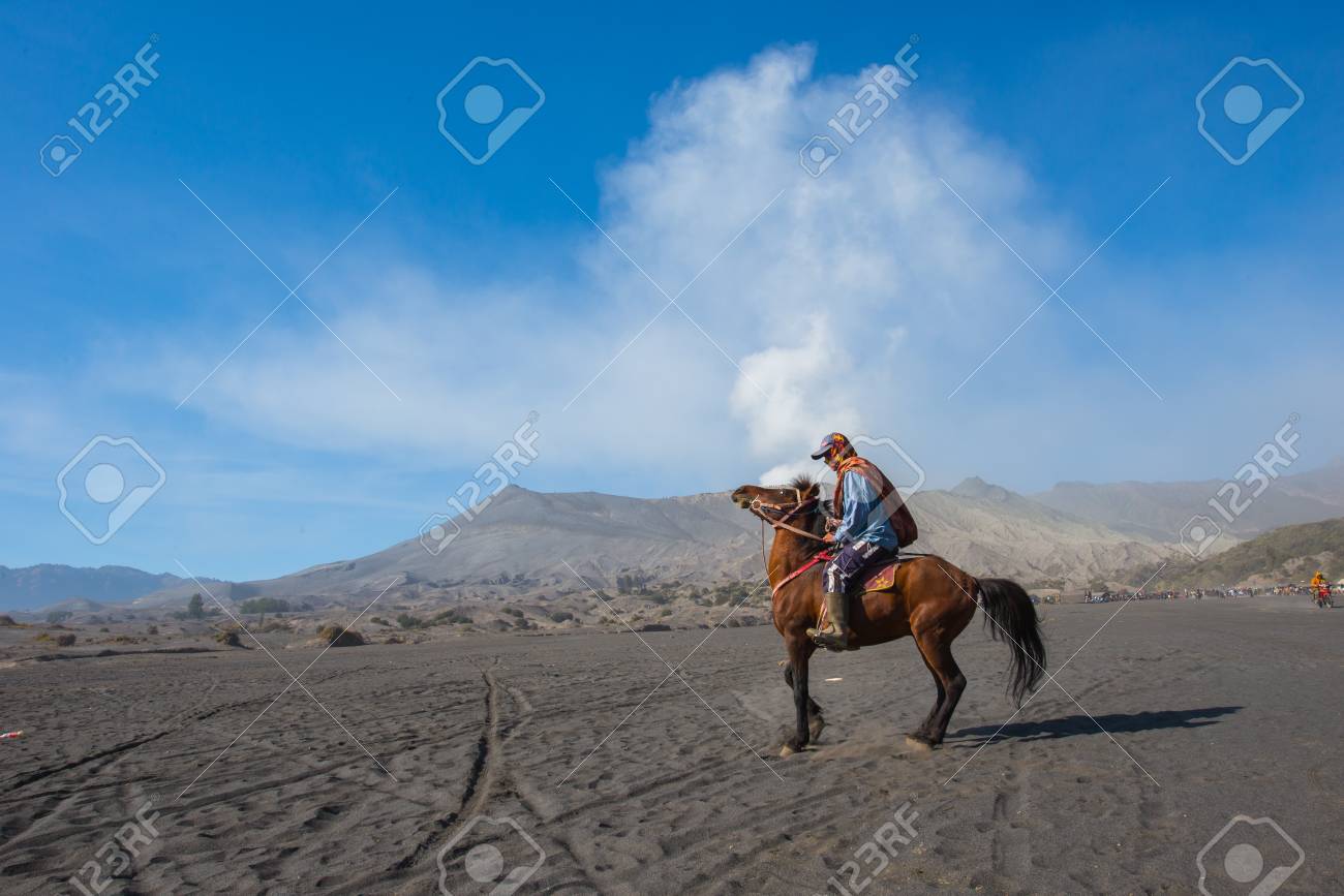 ブロモ インドネシア 09 月 13 正体不明ワーカー 15 年度までのインドネシア ジャワ島で 9 月 13 日 ブロモ山で観光客の提供馬レンタルを座っています ブロモ山は 最も訪問された観光の名所の 1 つ の写真素材 画像素材 Image