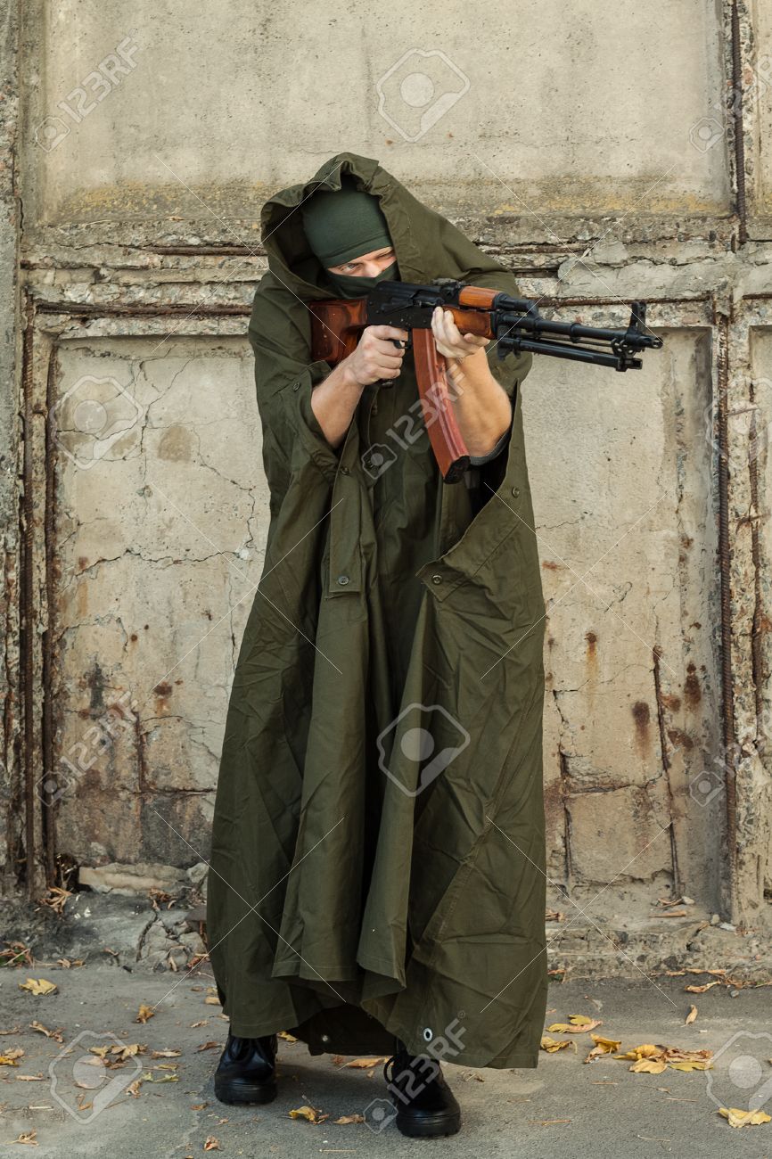 ミリタリー コートと Rpk 軽機関銃カラシニコフの機関銃を目指して目出し帽の男 の写真素材 画像素材 Image