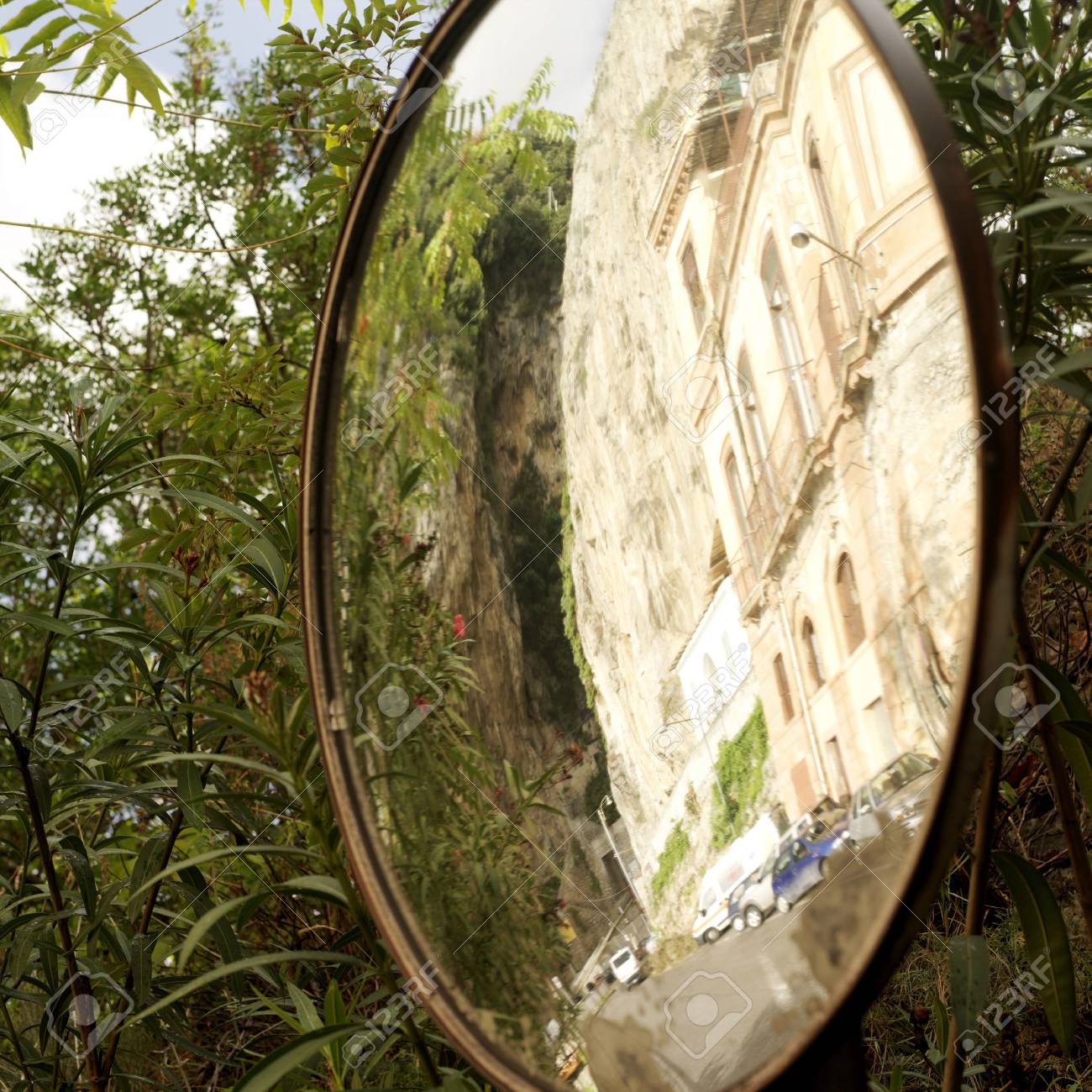 Miroir Reflet De Batiments Banque D Images Et Photos Libres De Droits Image