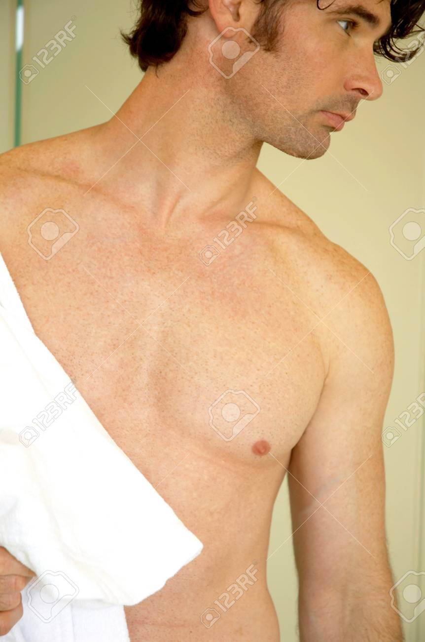 Un Hombre Sin Camisa Toalla Para Baño Imagen Y Gratis 26130033.