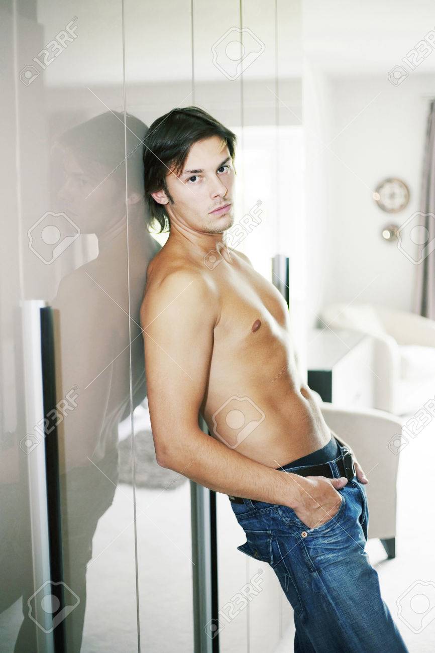 El Hombre Con El Torso Desnudo Posando Con Las Manos En Los Bolsillos  Imagen y Fotografía Gratis 26206592.