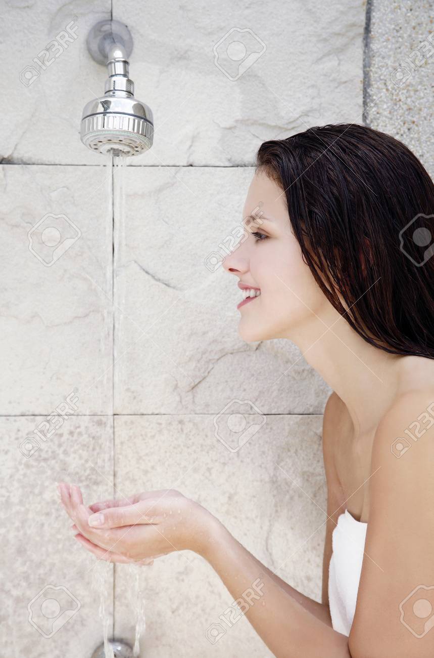 女性のシャワーからの水をすくう の写真素材 画像素材 Image 女性のシャワーからの水をすくう の写真素材 画像素材 Image