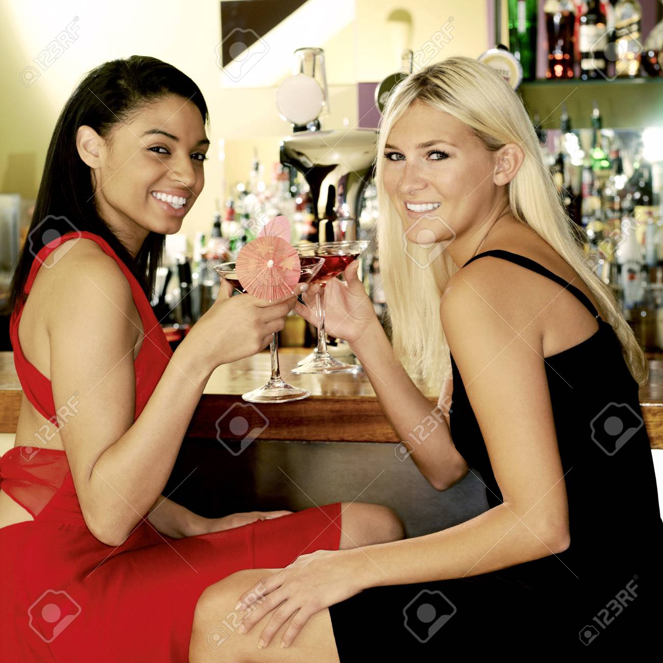 2 人の女性を幸せに乾杯 の写真素材 画像素材 Image