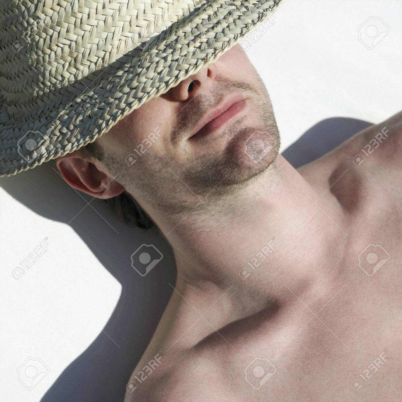 Homme De Détente Avec Chapeau De Paille Sur Les Yeux Banque D'images Et  Photos Libres De Droits. Image 26272272.