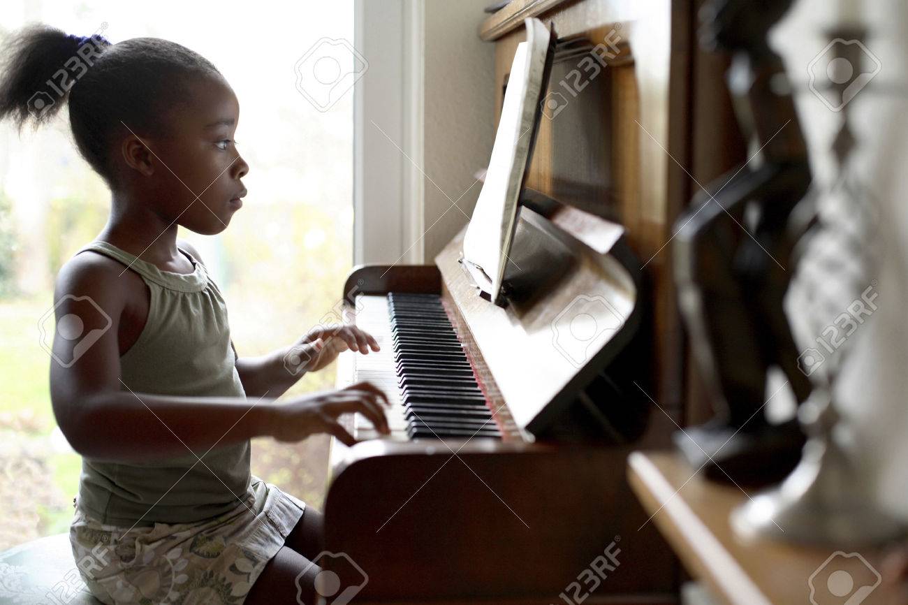 ピアノを弾く少女 の写真素材 画像素材 Image ピアノを弾く少女 の写真素材 画像素材 Image