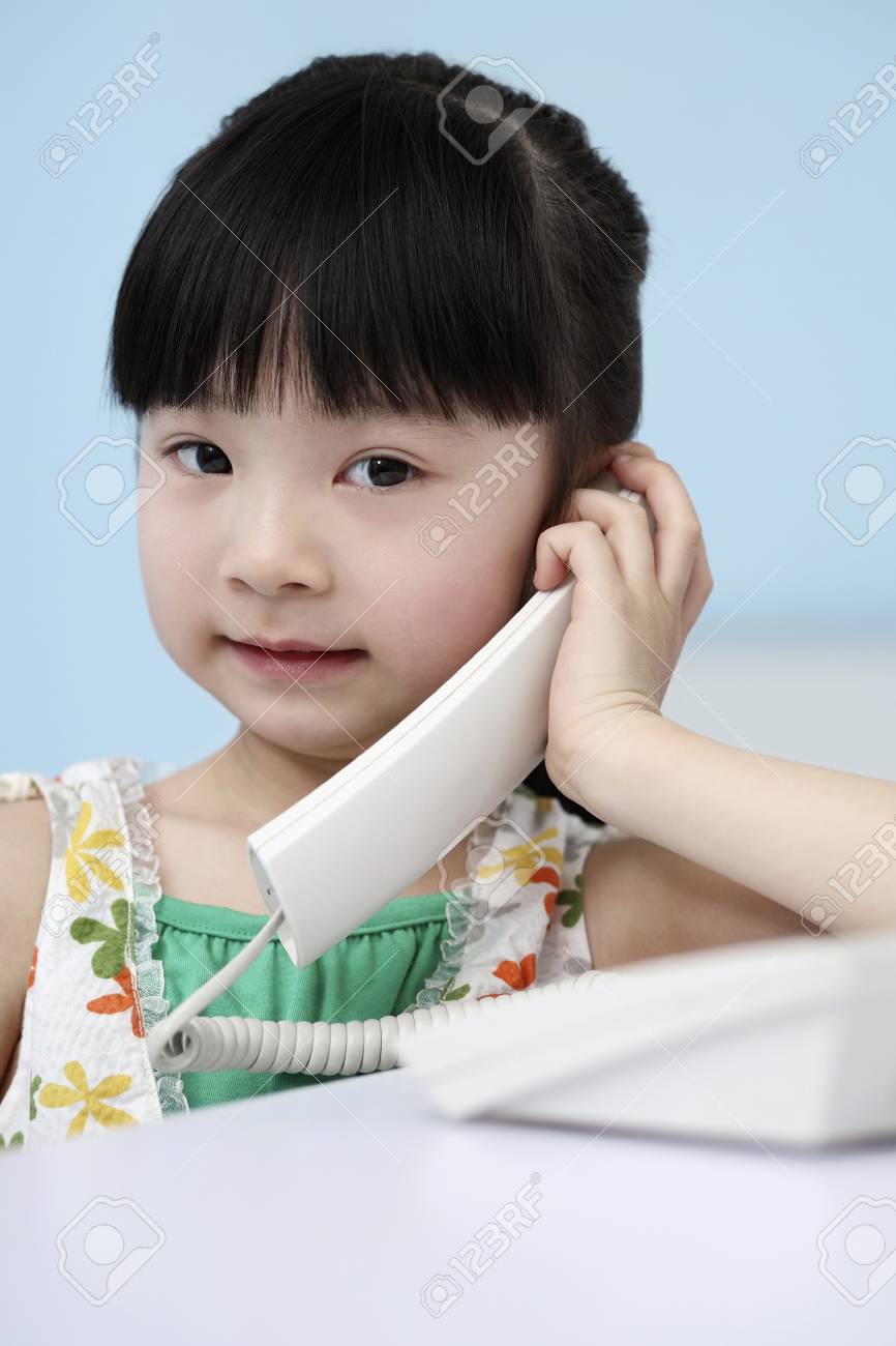 電話で話している女の子 の写真素材 画像素材 Image