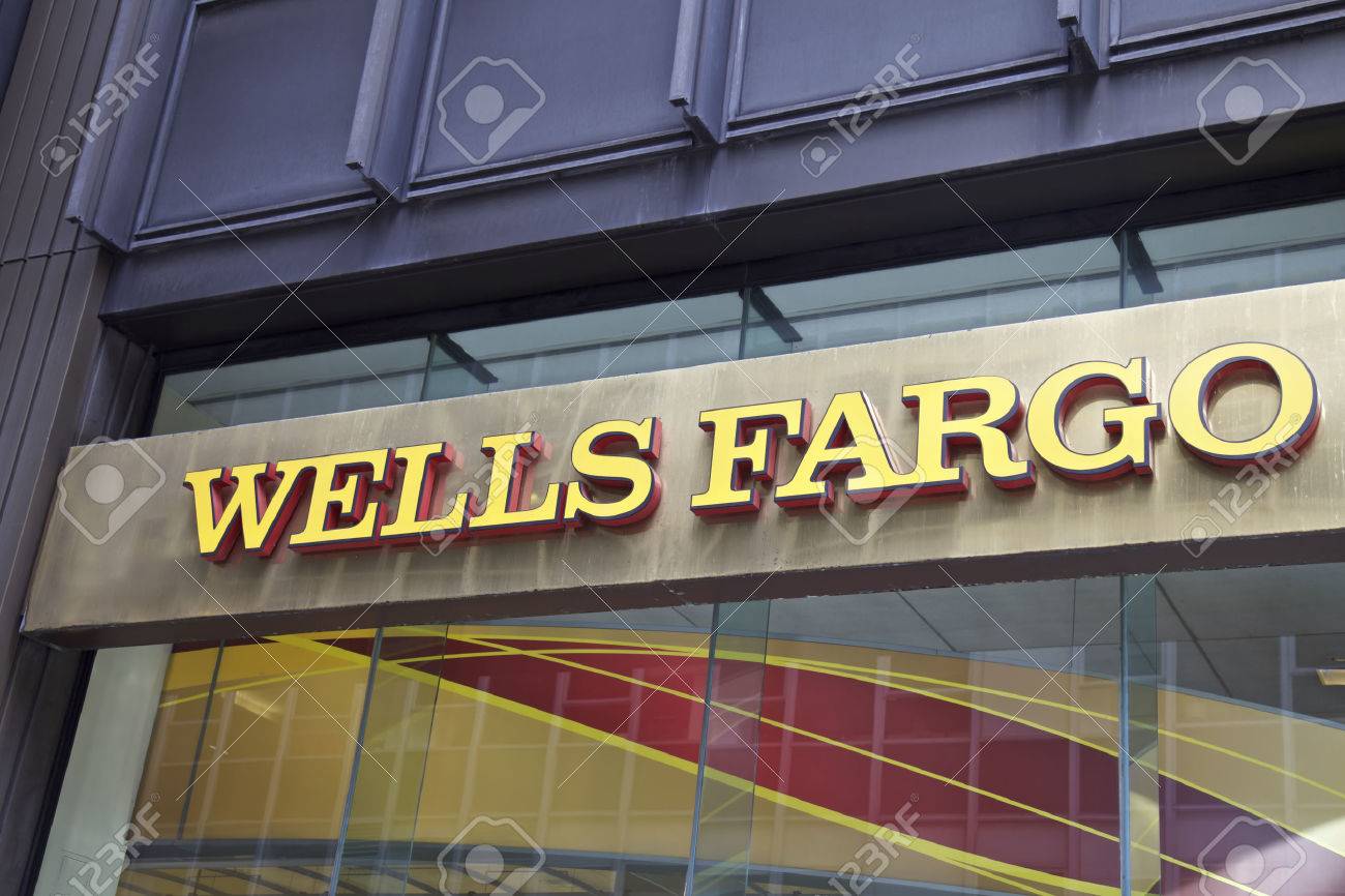맨해튼에있는 웰스 파고 은행, 뉴욕, AmericaNEW 뉴욕의 미국 - 6 월 06 : 뉴욕의 웰스 파고 분기, 미국. 사진 촬영 :  10 월 10, 2014. 로열티 무료 사진, 그림, 이미지 그리고 스톡포토그래피.