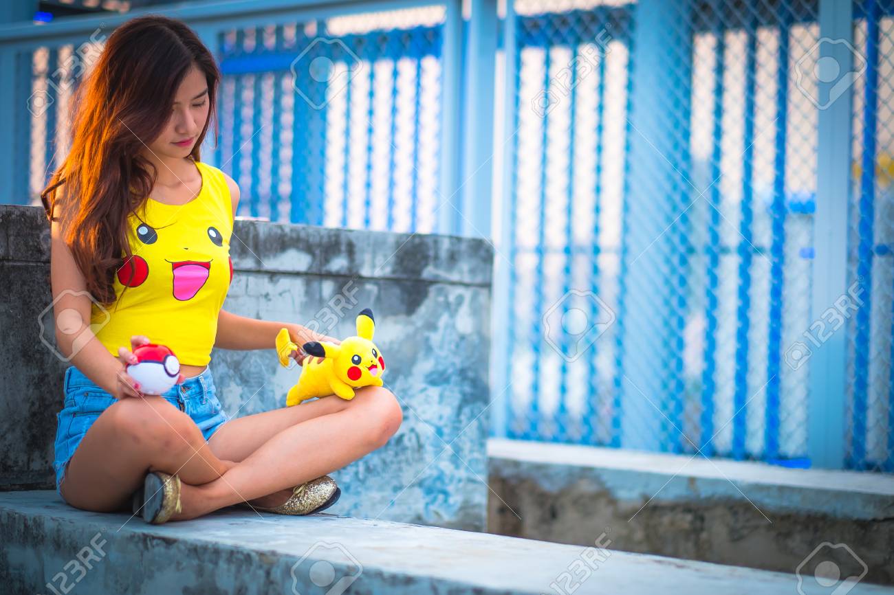 バンコク タイの A 8 月 24 16 ポケモン ポケモン ボールは 着用シャツ ピカチュウ演奏トレーナー女の子太陽フレアと照明 の写真素材 画像素材 Image