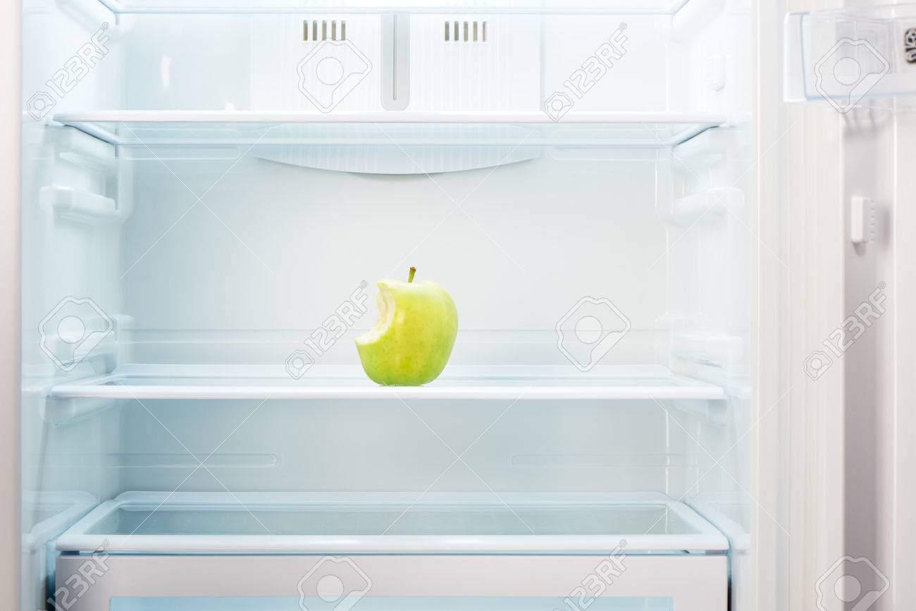Kühlschrank Regal : Grüner apfel gebissen auf dem regal der offenen leeren kühlschrank Kühlschrank Regal : Grüner apfel gebissen auf dem regal der offenen leeren kühlschrank