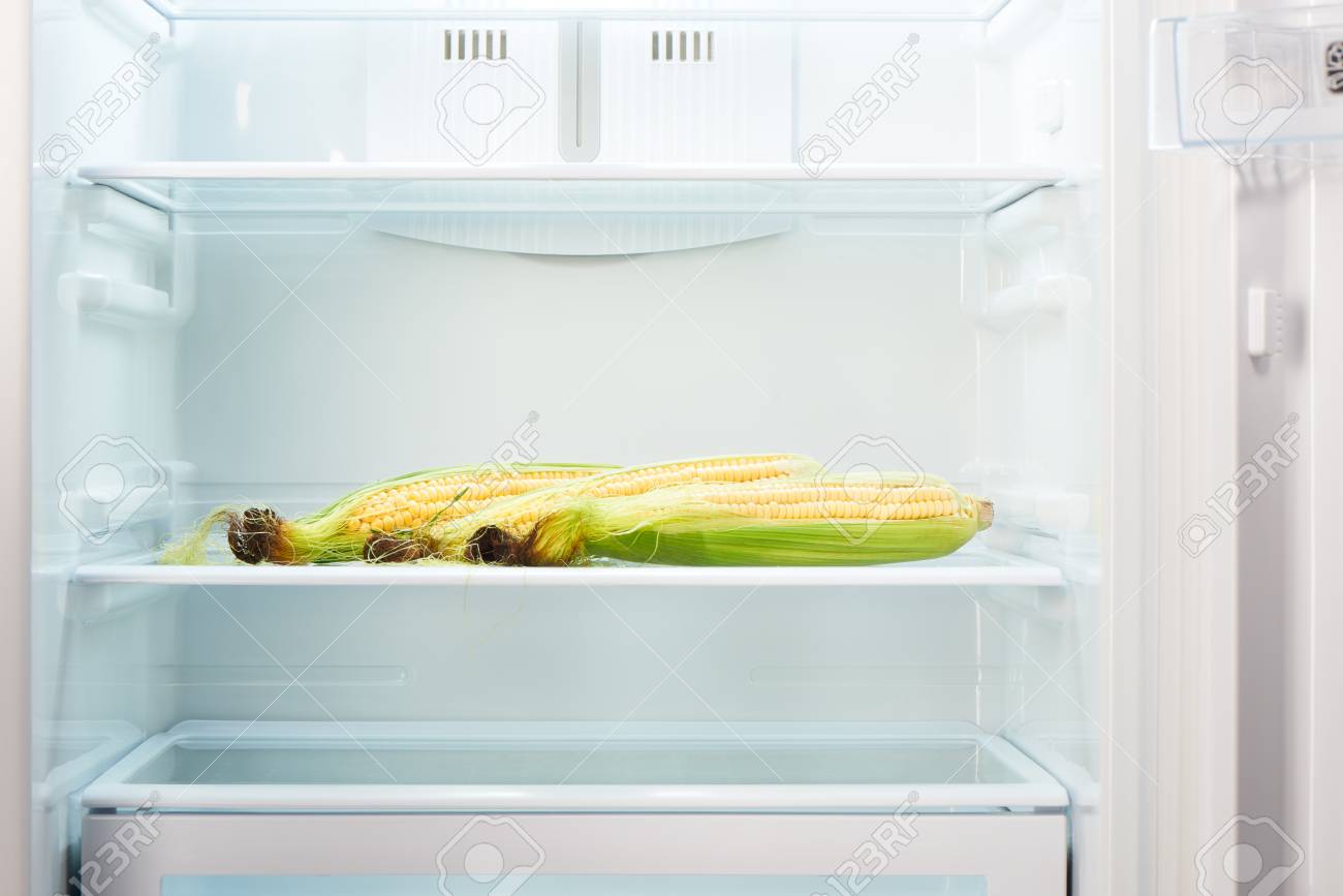Kühlschrank Regal : Drei Ähren auf dem regal der offenen leeren kühlschrank Kühlschrank Regal : Drei Ähren auf dem regal der offenen leeren kühlschrank