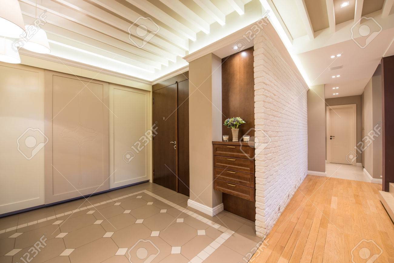 Plafoniere Interno Moderne : Interno spazioso antibagno con tonalità calde e moderne plafoniere