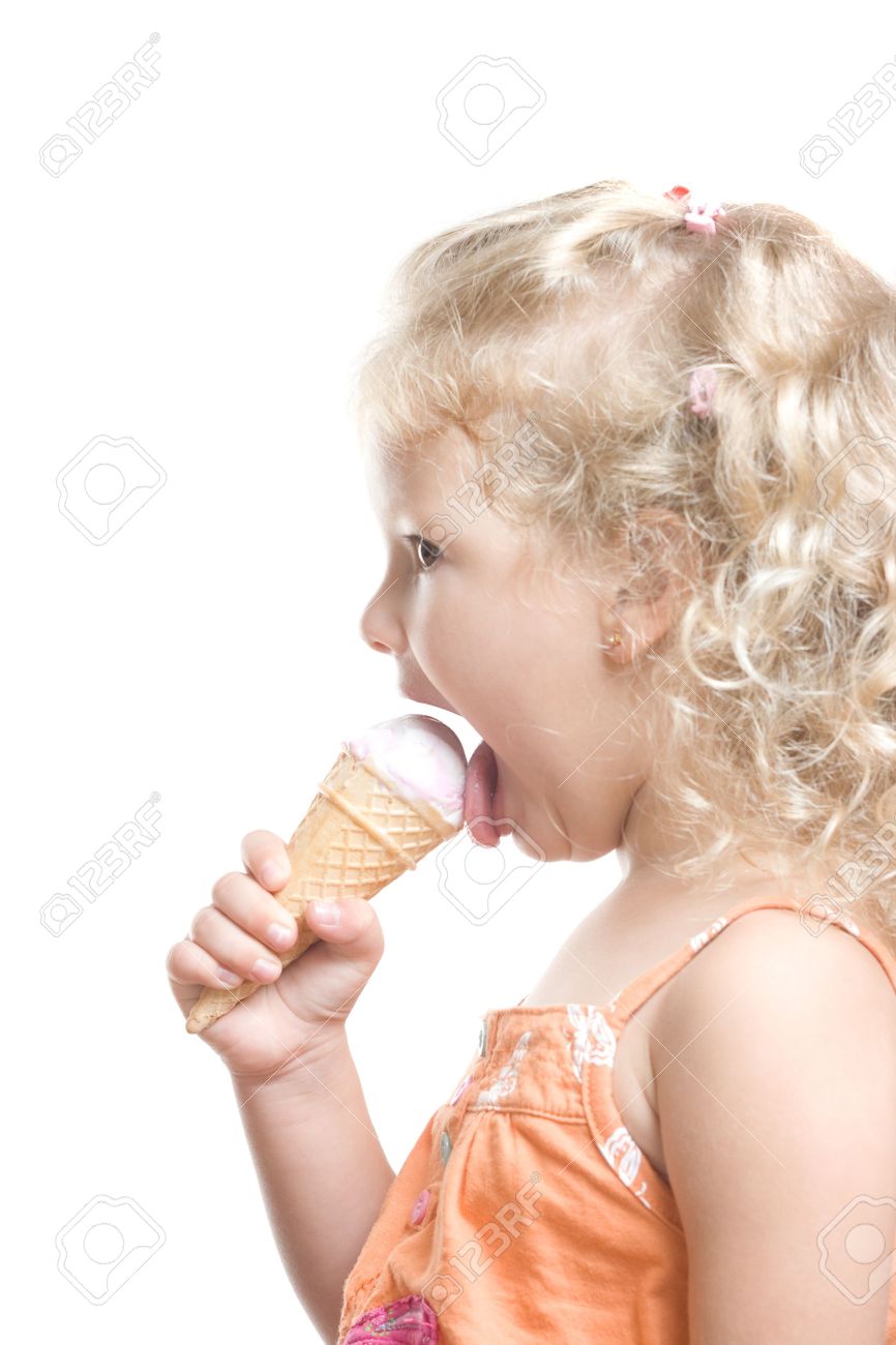 アイス クリームを舐める少女 の写真素材 画像素材 Image