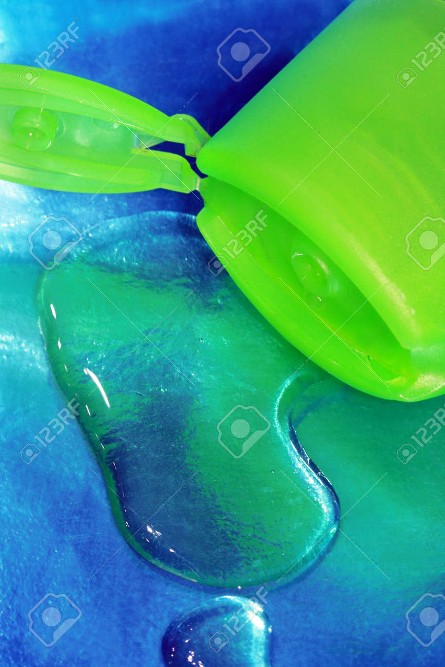 青色の背景に緑色のシャンプー ボトル の写真素材 画像素材 Image