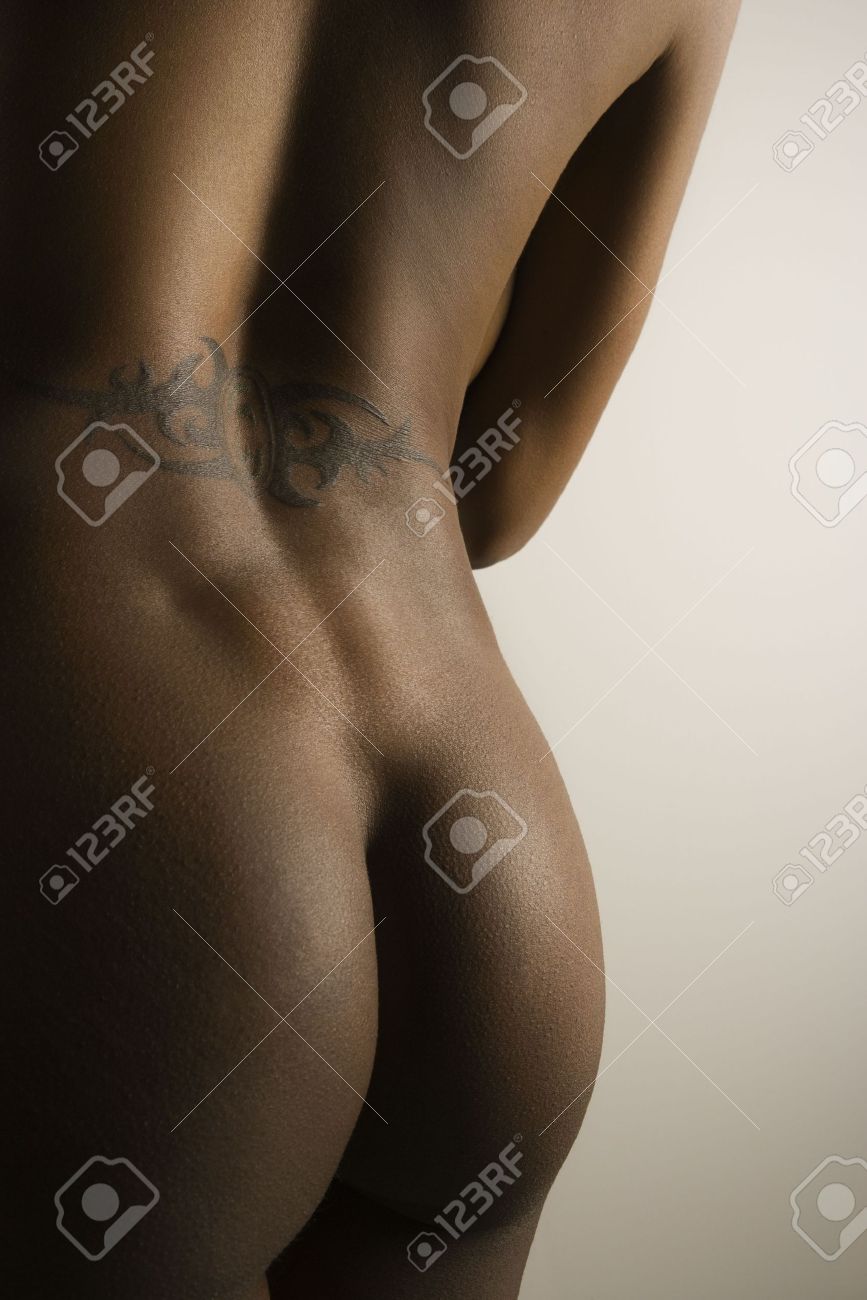 African American Nude Mi Femme Adulte Fesses Et Le Dos Avec Un Tatouage.  Banque D'Images et Photos Libres De Droits. Image 2174216
