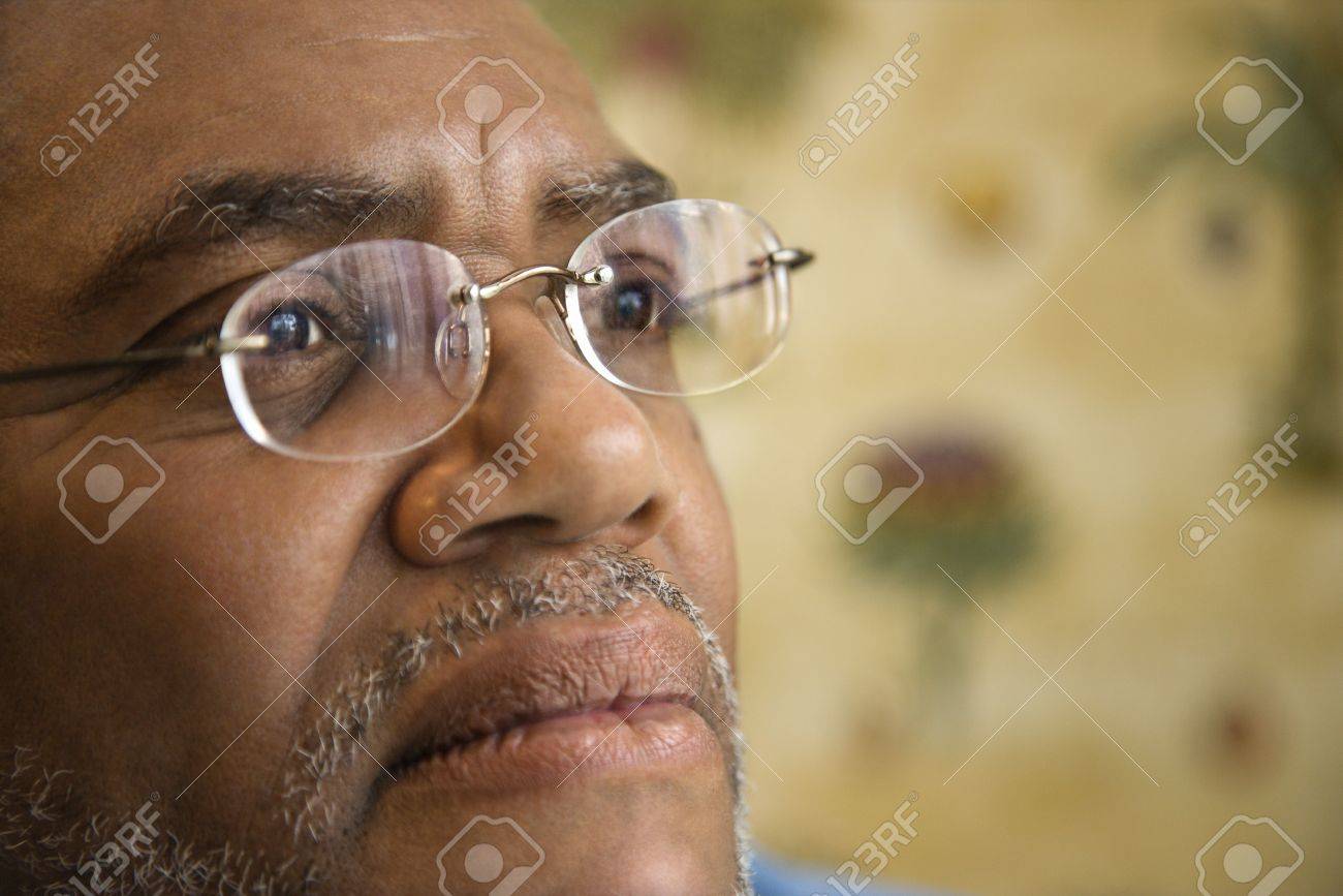真剣な表情で眼鏡の上級の黒人男性の肖像画 水平方向のショット の写真素材 画像素材 Image