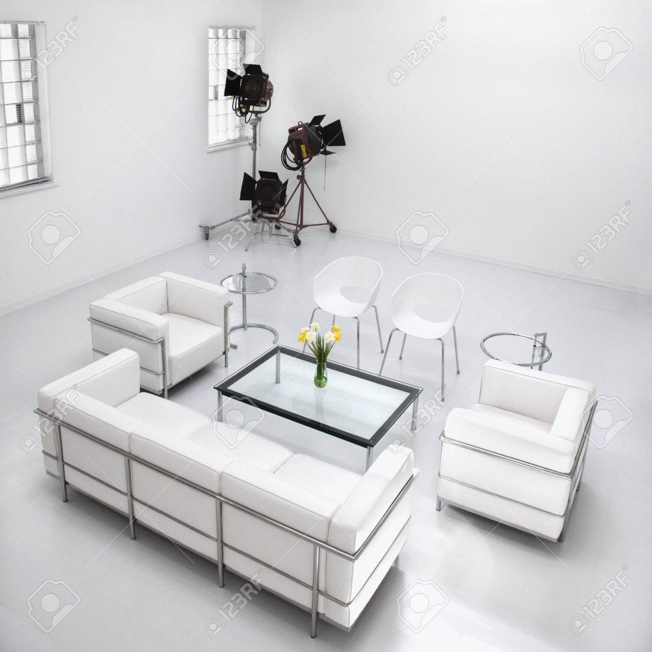 Wit Woonkamer Meubels In Een Witte Fotografie Studio Met Commerciële ... Wit Woonkamer Meubels In Een Witte Fotografie Studio Met Commerciële ...