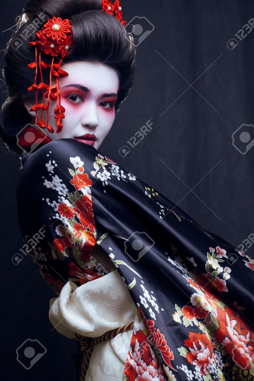 若い可愛いさくらと装飾で着物姿の芸者 の写真素材 画像素材 Image