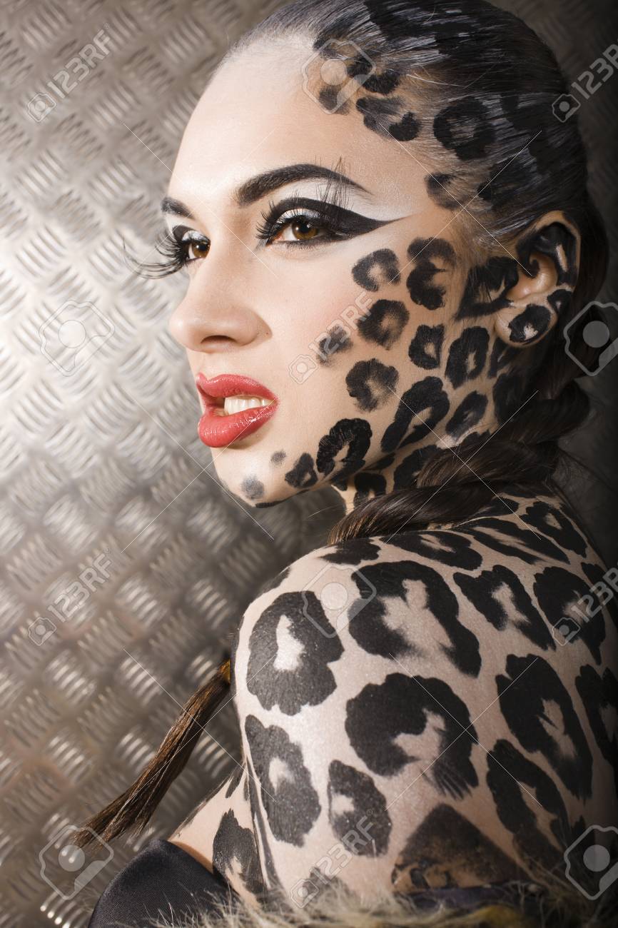 若いセクシーな女性ヒョウ猫ボディアートの全身メイクします の写真素材 画像素材 Image