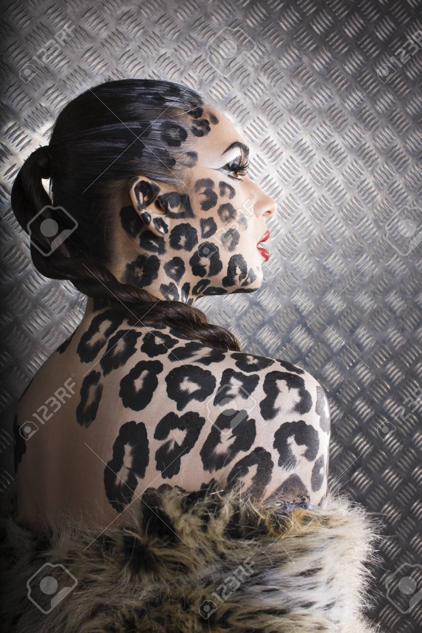 若いセクシーな女性ヒョウ猫ボディアートの全身メイクします の写真素材 画像素材 Image