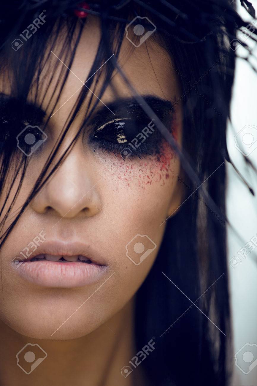 foto de archivo mujer bonita morena con maquillaje como demonio en halloween primer - Maquillaje Demonio foto de archivo mujer bonita morena con maquillaje como demonio en halloween primer - Maquillaje Demonio