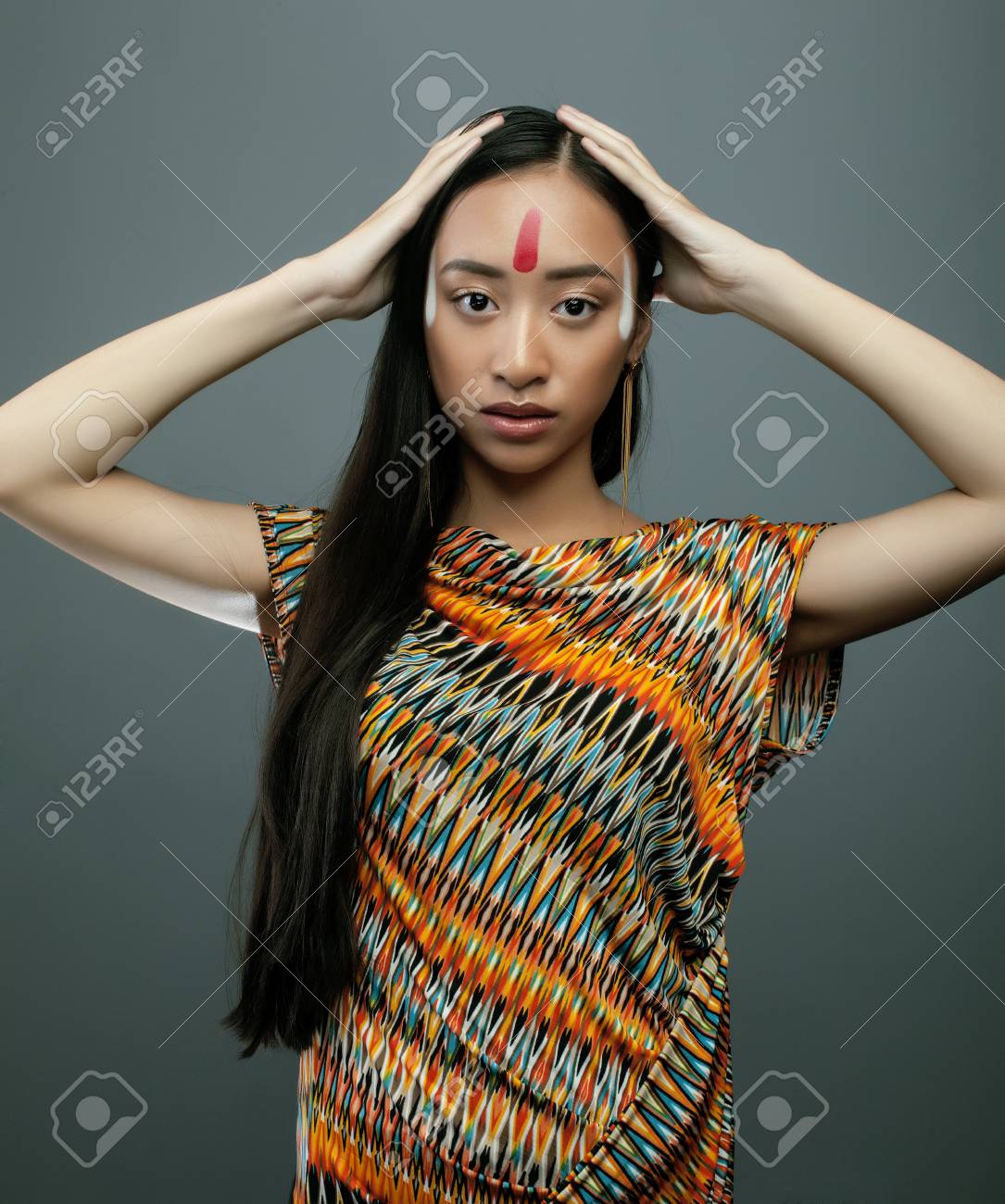 ポカホンタス 赤いインド人女性の長い髪の Vietnameese のような美しさと若いアジアの女の子がメイクします の写真素材 画像素材 Image