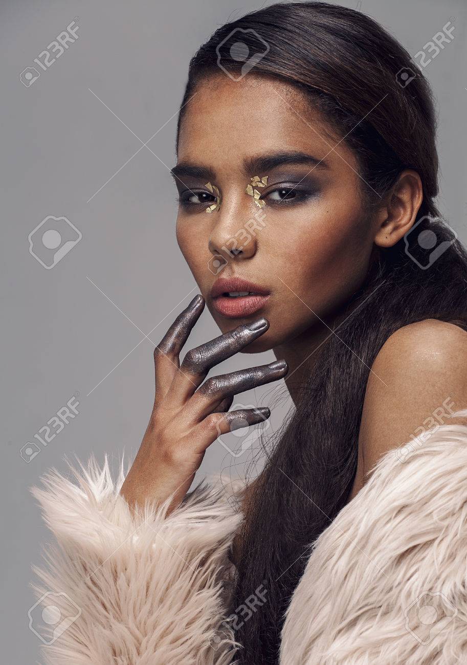 若い美しさアフリカ系アメリカ人女性のファッションを構成する Emothional の顔のクローズ アップ の写真素材 画像素材 Image