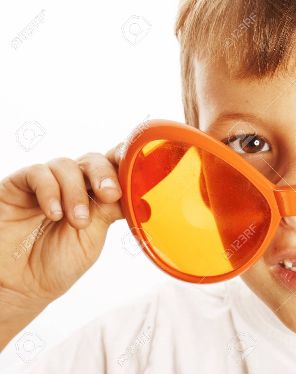 外国人のような分離ポイント オレンジ色のサングラスでかわいい男の子をクローズ アップ の写真素材 画像素材 Image 外国人のような分離ポイント オレンジ色のサングラスでかわいい男の子をクローズ アップ の写真素材 画像素材 Image