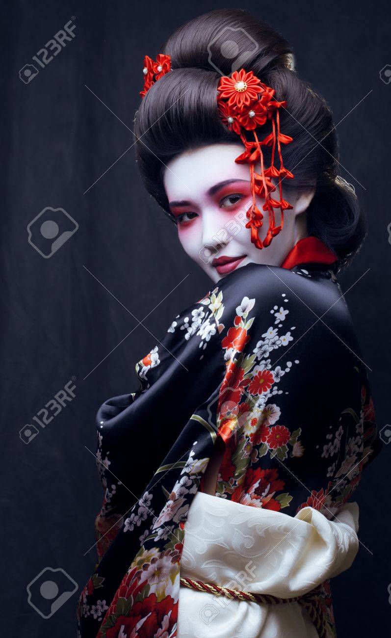 若い可愛いさくらと装飾で着物姿の芸者 の写真素材 画像素材 Image