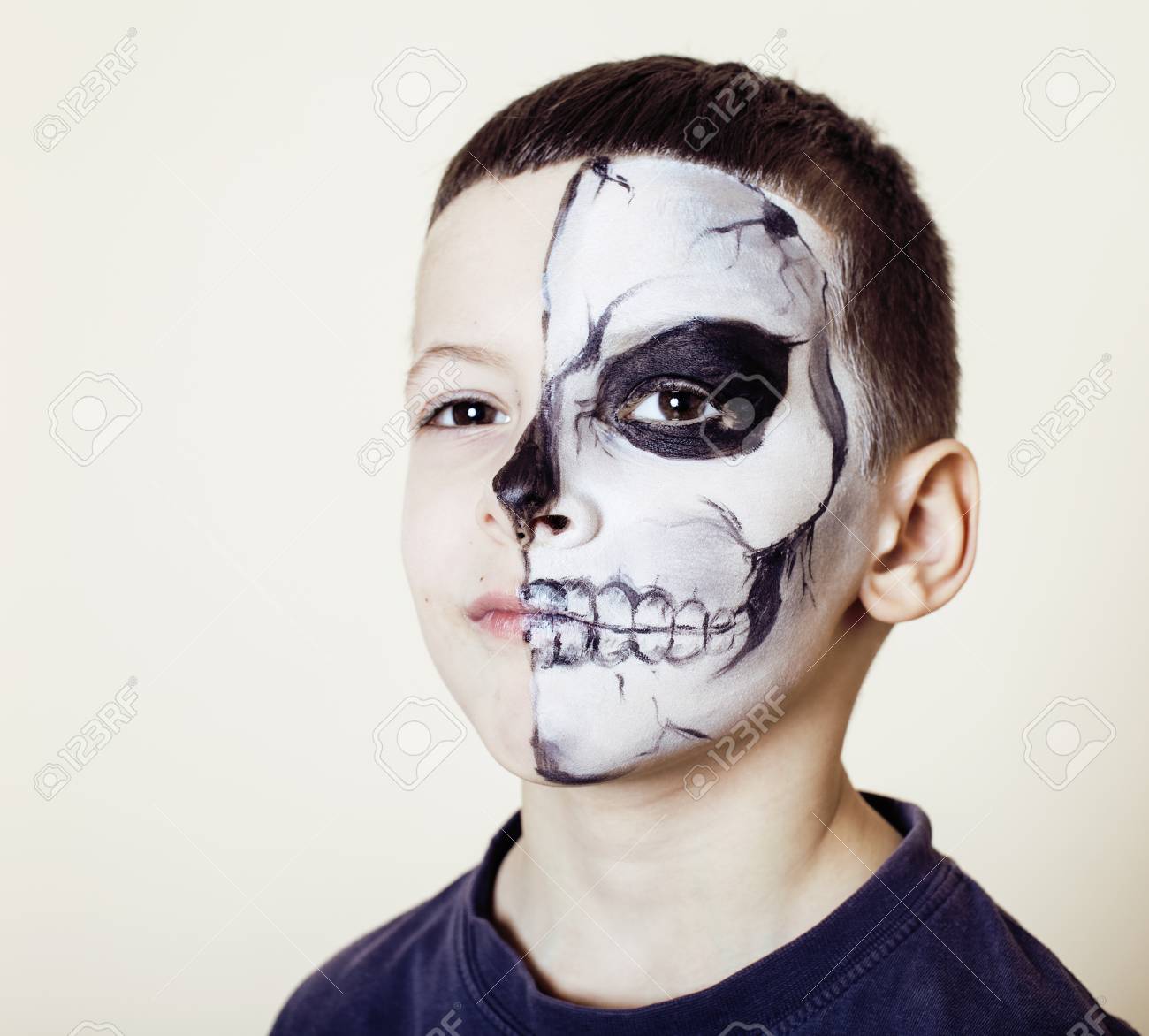 ハロウィーンを祝うために Facepaint 骨格のようにかわいい男の子を化粧を閉じる の写真素材 画像素材 Image