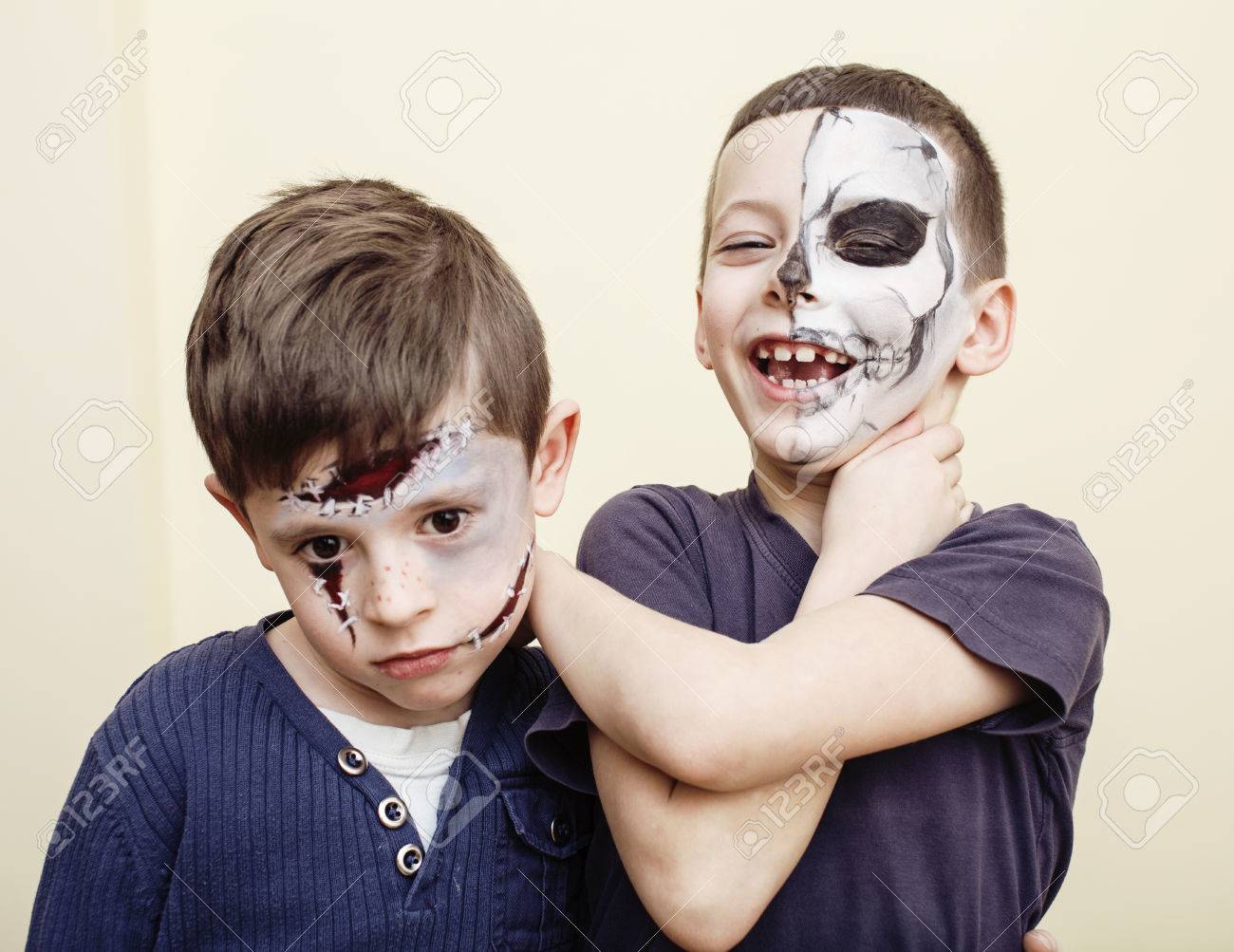 Zombie Apocalypse Enfants Concept Fete D Anniversaire Facepaint Celebration Sur Les Enfants Mariee Morte Le Visage De Cicatrice Squelette Ayant Ensemble Amusant Banque D Images Et Photos Libres De Droits Image Zombie Apocalypse Enfants Concept Fete D Anniversaire Facepaint Celebration Sur Les Enfants Mariee Morte Le Visage De Cicatrice Squelette Ayant Ensemble Amusant Banque D Images Et Photos Libres De Droits Image