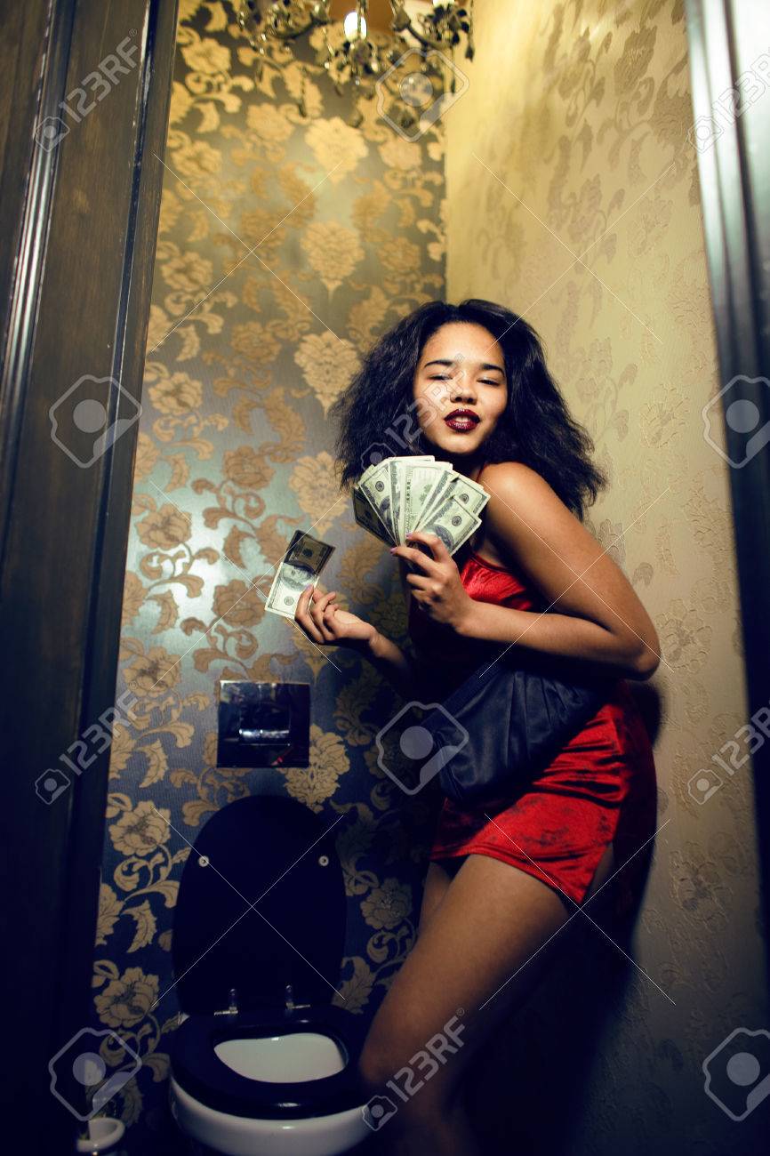ダーティ キャッシュ概念売春婦のようなお金で高級トイレではかなり若いアフリカ系アメリカ人女性 の写真素材 画像素材 Image