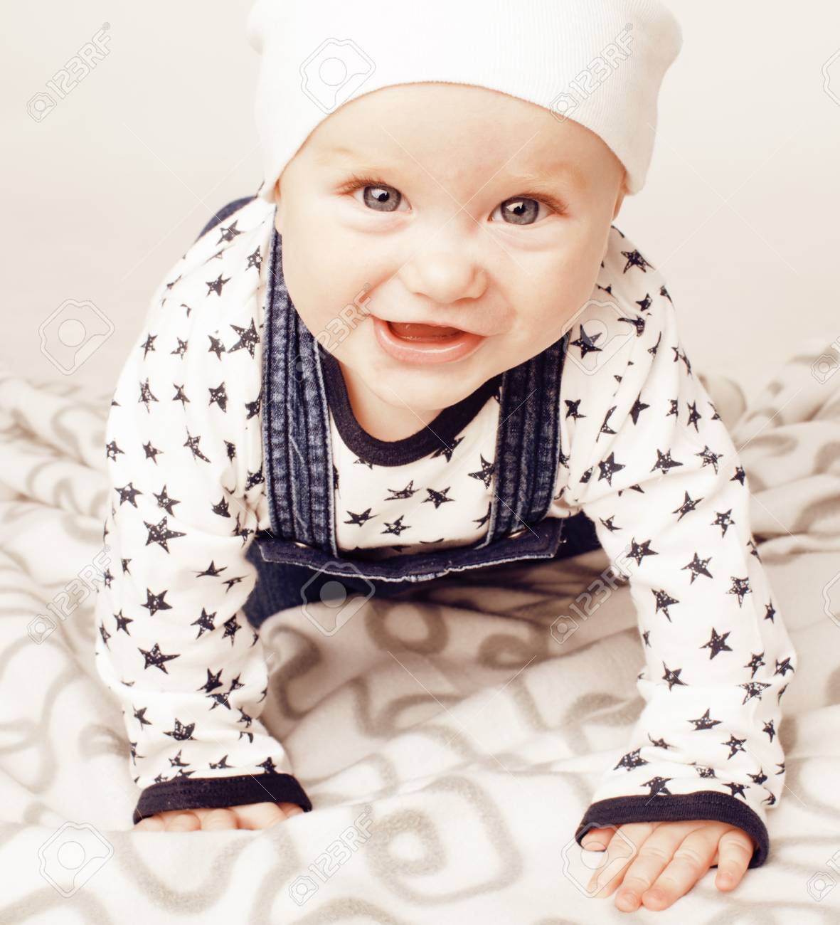 Petit Bebe Enfant En Bas Age Mignon Sur Tapis Isole Pres En Souriant Les Enfants De Style De Vie Concept De Banque D Images Et Photos Libres De Droits Image Petit Bebe Enfant En Bas Age Mignon Sur Tapis Isole Pres En Souriant Les Enfants De Style De Vie Concept De Banque D Images Et Photos Libres De Droits Image