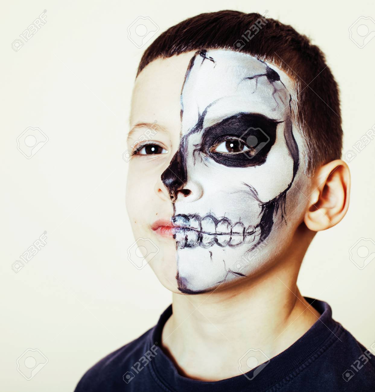 Petit Garçon Mignon Avec La Peinture Du Visage Comme Squelette Pour  Célébrer Halloween, Vacances Paople Concept Banque D'images Et Photos  Libres De Droits. Image 64625582.